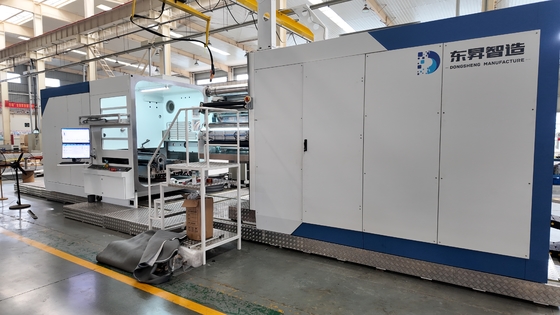 Metalizador a vácuo de capacitores com arranjo escalonado de barcos cerâmicos para espessura de revestimento uniforme