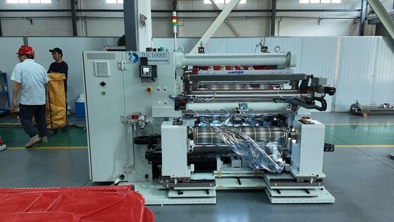 Máquina de reviravoltar de cortador que oferece correção de desenrolar Transmissão de aplanamento e fluxo de processo de corte de lâmina circular