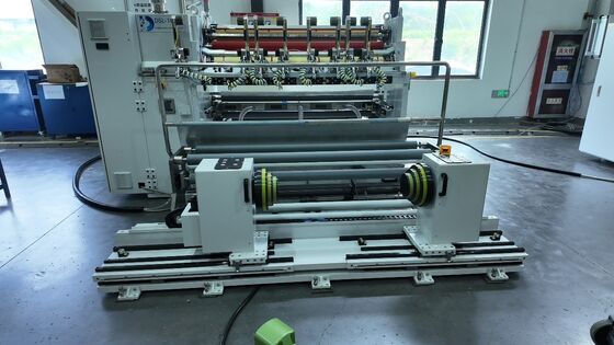 Máquina cortadora e rebobinadora projetada para cortar e rebobinar o separador de bateria de lítio com grande operação com tela de toque